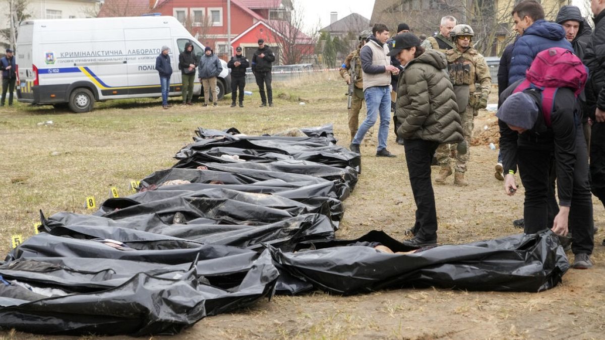 Bergung von Leichen aus einem Massengrab in der Stadt Butscha in Anwesenheit der ukrainischen Generalstaatsanwältin Iryna Wenediktowa (8.4.2022)
