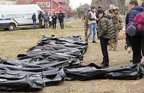 La fiscal general ucraniana Iryna Venediktova observa los cuerpos exhumados de civiles asesinados en Bucha