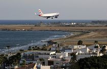 Ein Flugzeug landet in Larnaca (Aufnahme vom 30. August 21)