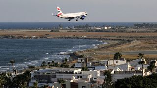 Ein Flugzeug landet in Larnaca (Aufnahme vom 30. August 21)