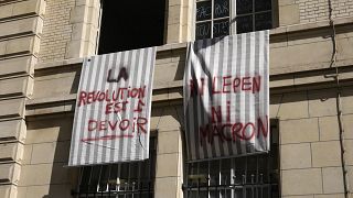 لافتات معلقة على مبنى جامعة السوربون وتقرأ "الثورة لا بد منها" "لا لوبان ولا لماكرون" في باريس، فرنسا.