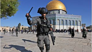 اشتباكات بين فلسطينيين والشرطة الإسرائيلية في باحة المسجد الأقصى بالبلدة القديمة في القدس المحتلة.