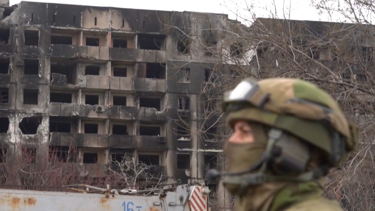 جندي امام مبنى مدمر في ماريوبول 