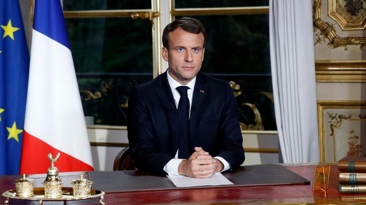 Der französische Präsident Emmanuel Macron sitzt an seinem Schreibtisch, nachdem er im Elysée-Palast in Paris eine Rede an die französische Nation gehalten hat, 2019.