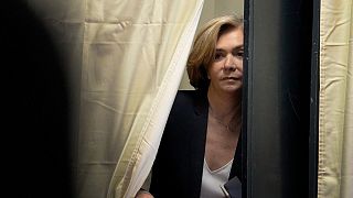 فاليري بيكريس، مرشحة حزب الجمهوريين اليميني تغادر غرفة الاقتراع في الجولة الأولى من الانتخابات الرئاسية الفرنسية في باريس.