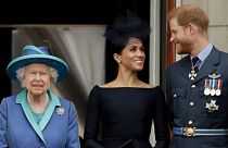   صورة من الارشيف-الأمير هاري وزوجته ميغان مع ملكة بريطانيا اليزابيث الثانية 