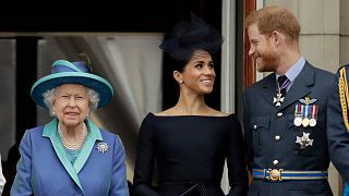  صورة من الارشيف-الأمير هاري وزوجته ميغان مع ملكة بريطانيا اليزابيث الثانية