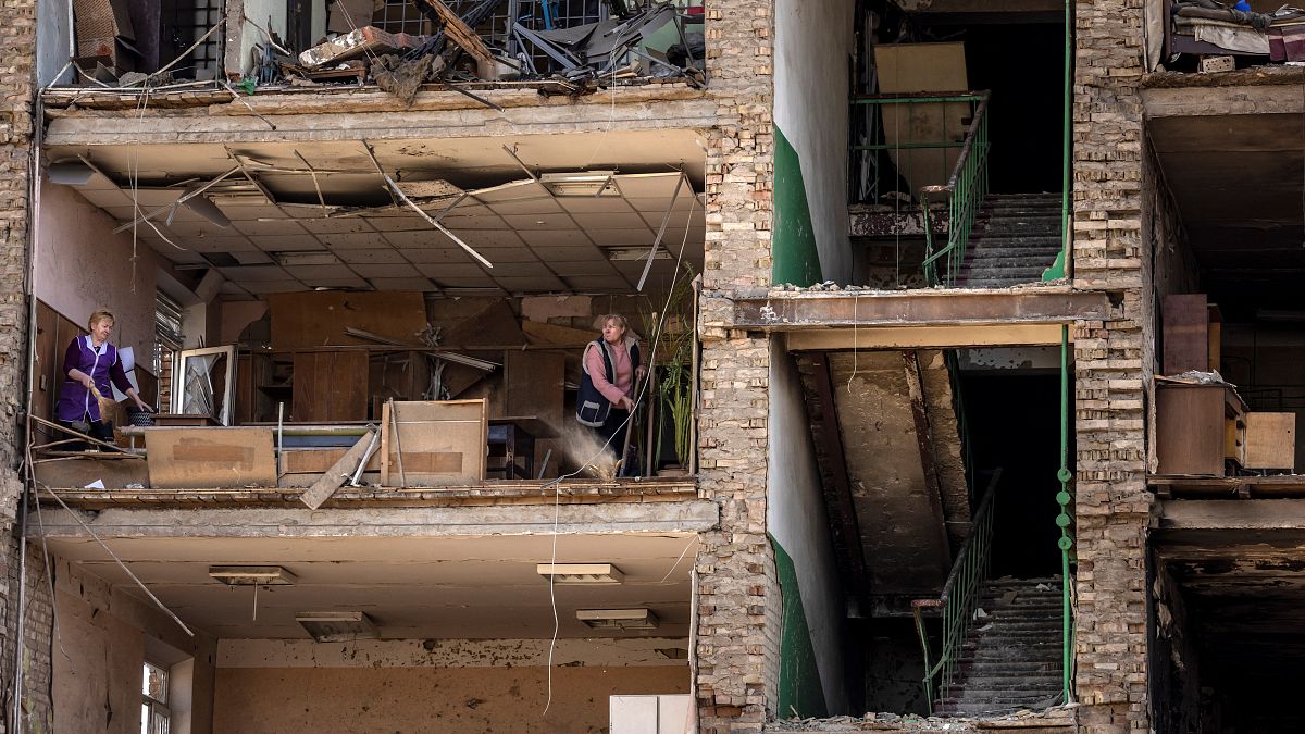Zerstörtes Gebäude nahe Kiew, das zu einem Rüstungswerk gehört