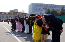 Kuzey Kore'nin başkenti Pyongyong'da, kurucu lider Kim II Sung'un anıtının önünde saygı duruşunda bulunan halk