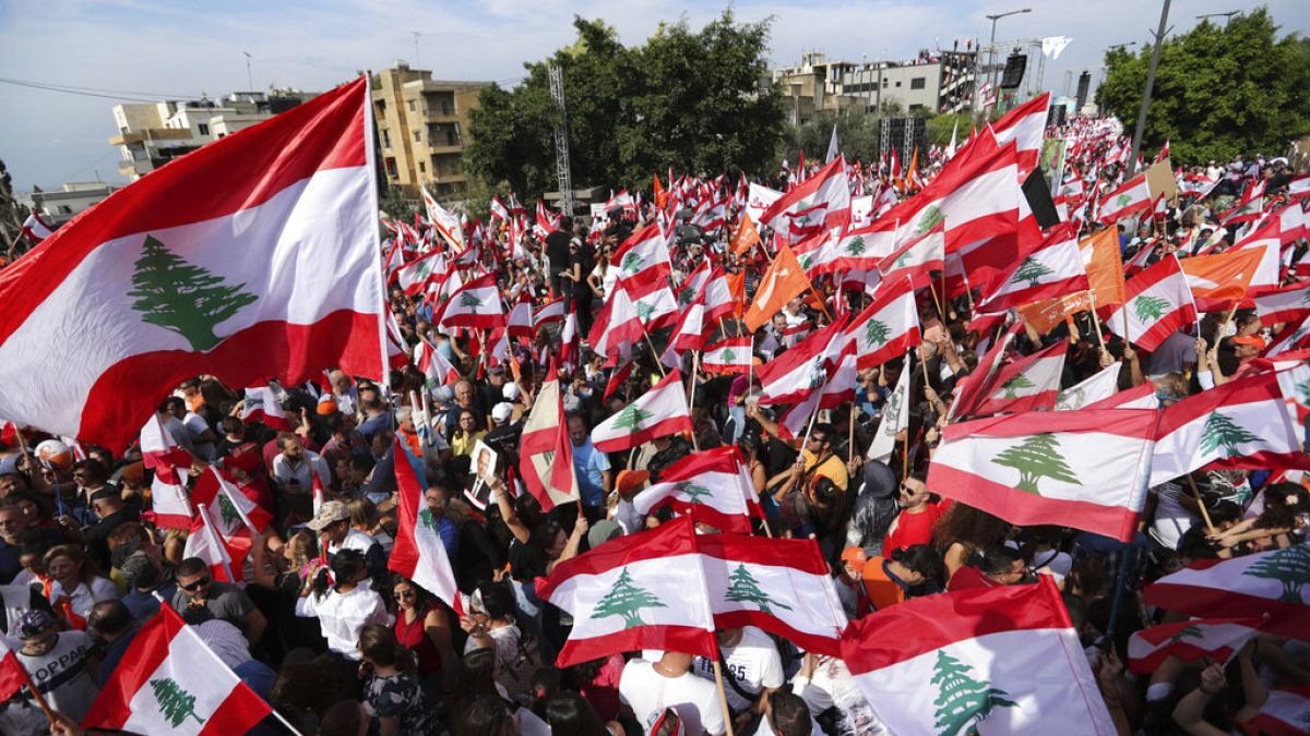 أنصار الرئيس اللبناني ميشال عون يرفعون أعلام حزب التيار الوطني الحر والأعلام اللبنانية خلال مظاهرة بالقرب من القصر الرئاسي في ضاحية بعبدا، لبنان، الأحد 3 نوفمبر 2019.