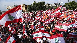 أنصار الرئيس اللبناني ميشال عون يرفعون أعلام حزب التيار الوطني الحر والأعلام اللبنانية خلال مظاهرة بالقرب من القصر الرئاسي في ضاحية بعبدا، لبنان، الأحد 3 نوفمبر 2019.