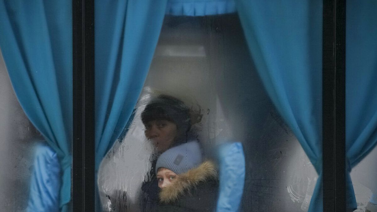 Civilek evakuálása autóbusszal Ukrajnában (illusztráció)