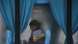 Civilek evakuálása autóbusszal Ukrajnában (illusztráció)