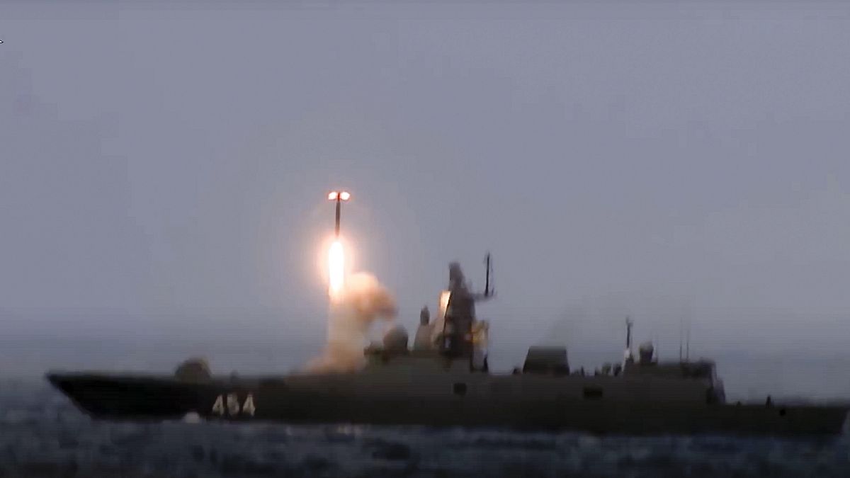 Orosz videó képkockája: cirkálórakétát lőnek ki egy hadihajóról egy nukleáris hadgyakorlaton
