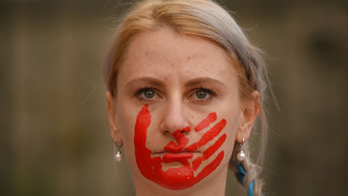 Une femme participant à une manifestation contre la guerre russe en Ukraine, devant l'ambassade de Russie à Bucarest, en Roumanie, samedi 16 avril 2022. 