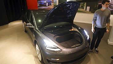 Tesla'da Model 3'ün ön kaputu