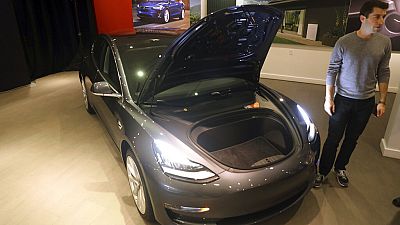 Tesla'da Model 3'ün ön kaputu
