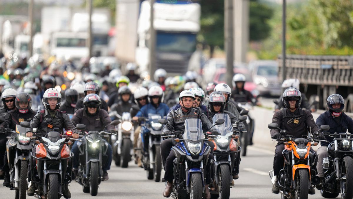 الرئيس البرازيلي جايير بولسونارو يقود الآلاف من راكبي الدراجات النارية  في رالي بولاية ساو باولو 15 أبريل 2022