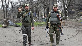Due separatisti filo-russi della autoproclamata Repubblica di Donetsk fotografati a Mariupol. (15.4.2022)