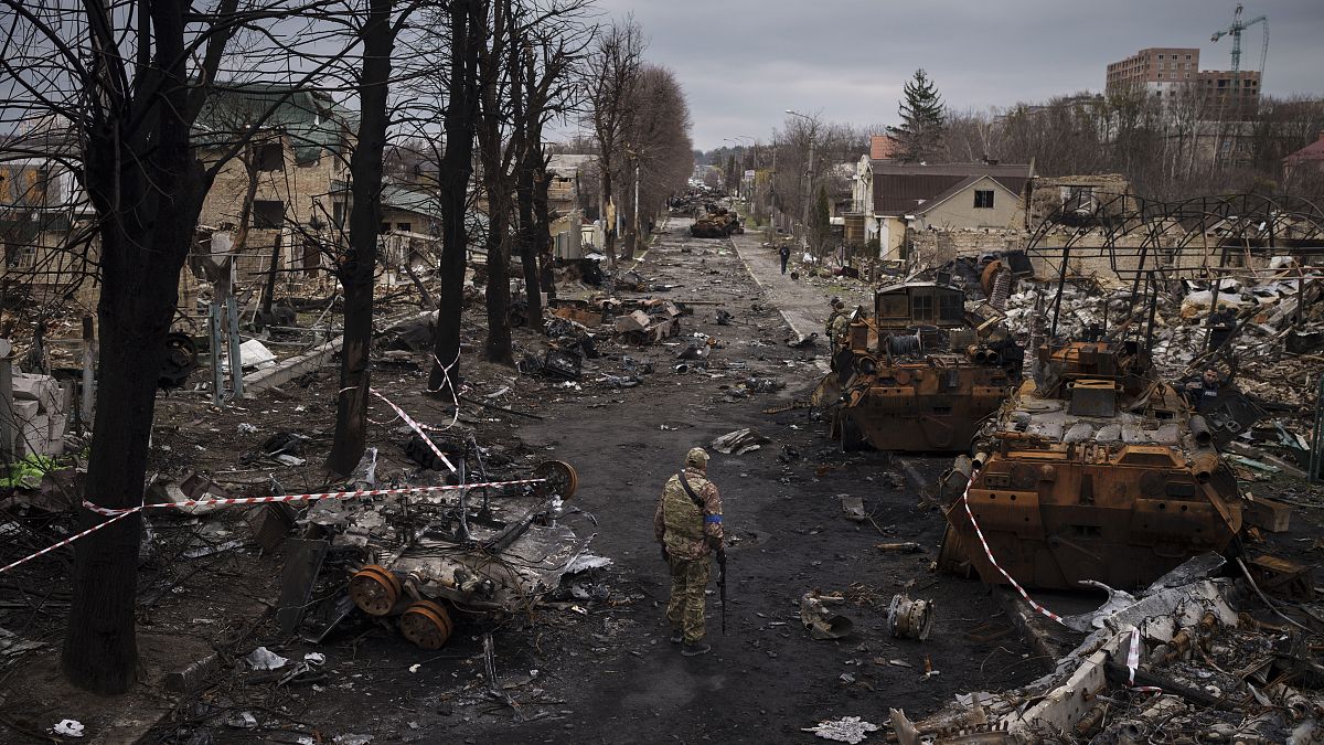 Un militar ucraniano camina entre tanques rusos destruidos en Bucha, en las afueras de Kiev, Ucrania, el 6 de abril de 2022.