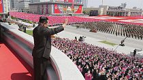 Sur cette photo fournie par le gouvernement nord-coréen, Kim Jong Un salue la foule lors du 110e anniversaire de la naissance de Kim Il Sung, à Pyongyang, le 15 avril 2022.