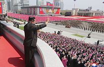 Sur cette photo fournie par le gouvernement nord-coréen, Kim Jong Un salue la foule lors du 110e anniversaire de la naissance de Kim Il Sung, à Pyongyang, le 15 avril 2022.