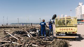Afrique du Sud : le nettoyage des plages après les inondations