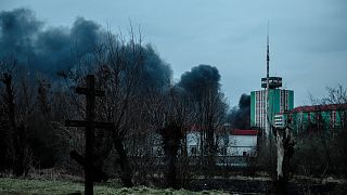 Archív fotó: füst száll fel egy orosz légicsapás után a nyugat-ukrajnai Lvivben