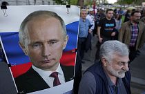 Sırbistan'ın başkenti Belgrad'taki Rusya'ya destek protestosunda Putin posterleri taşındı
