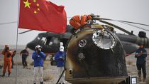 وصول الكبسولة التي تضم رواد الفضاء الصينيين إلى الأرض
