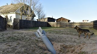 Földbe fúródott rakéta Kijevtől északra egy faluban 