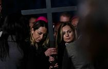 La "doppia croce" di Irina e Albina. (Roma, 15.4.2022)