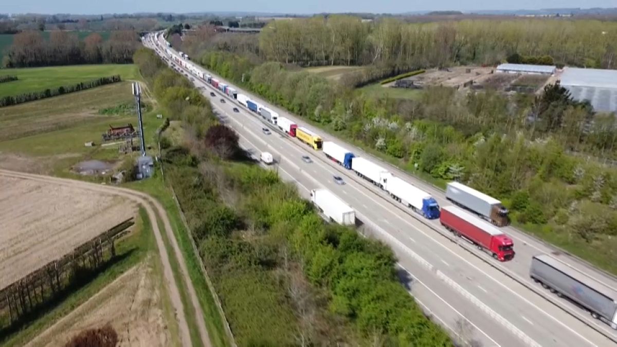 صفوف طويلة من الشاحنات عند الحدود الفرنسية البريطانية 