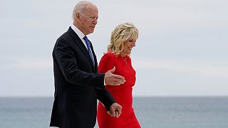 الرئيس الأمريكي جو بايدن يسير برفقة زوجته جيل في خليج كاربيس بالمملكة المتحدة 11 يونيو 2021