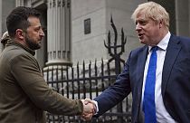 Handschlag zwischen dem britischen Premierminister und dem ukrainischen Präsidenten in Kiew - nach dem Abzug der russischen Truppen aus der Region