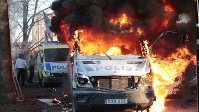 متظاهرون يشعلون النار في حافلة للشرطة في حديقة سفياباركين في أوريبرو، السويد
