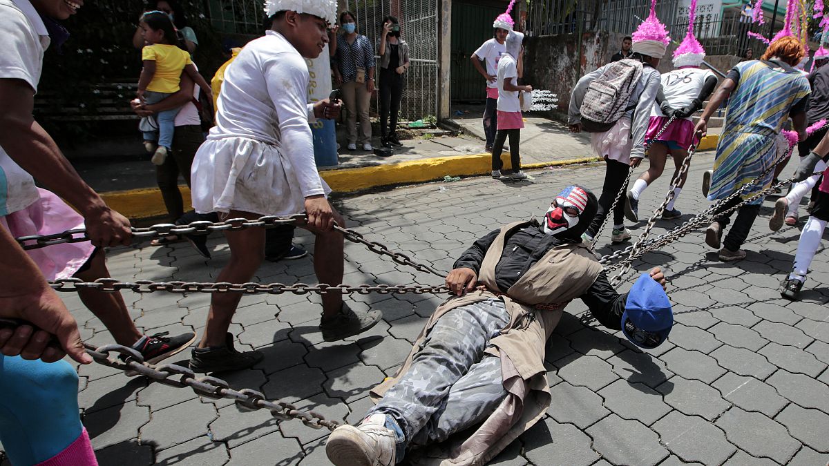 المصلون في نيكاراغوا يجرون "يهوذا" وهو مقيد بالسلاسل في الشوارع في يوم الجمعة العظيمة
