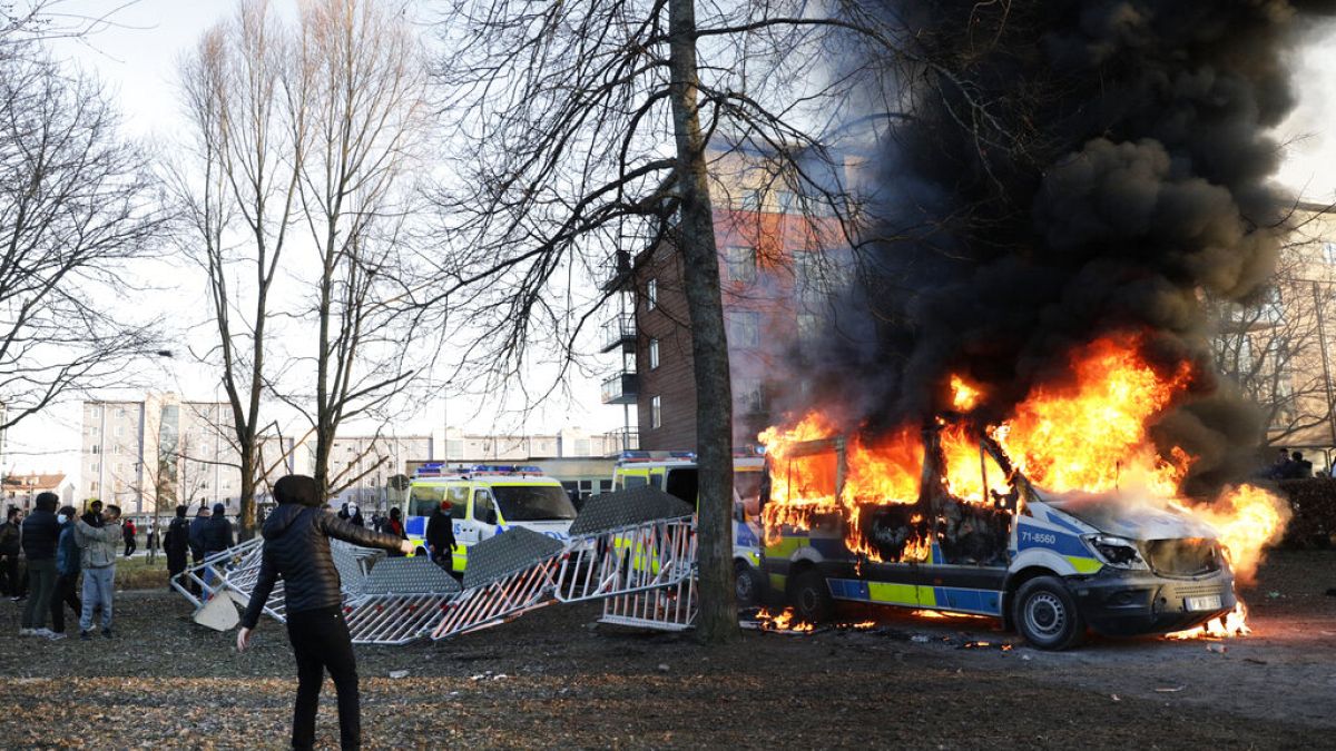 Des manifestants ont mis le feu à un fourgon de police à Örebro, en Suède, vendredi 15 avril 2022. 