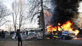 Des manifestants ont mis le feu à un fourgon de police à Örebro, en Suède, vendredi 15 avril 2022.