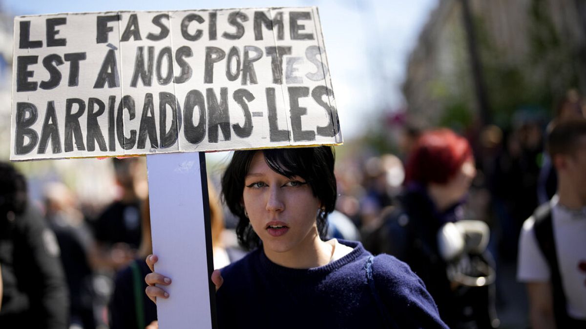 Tüntető Párizsban