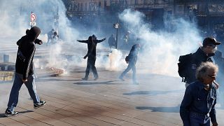 Fransa: Polis, Paris'te aşırı sağ karşıtlarının yürüyüşünde göz yaşartıcı gaz kullandı