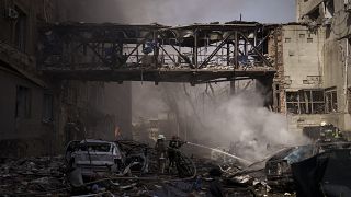 Спасатели тушат пожары после ракетного удара по Харькову 16 апреля 2022