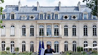 الرئيس الفرنسي إيمانويل ماكرون من أمام قصر الإليزيه