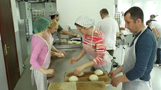 Voluntarios preparan pan a las afueras de Kiev