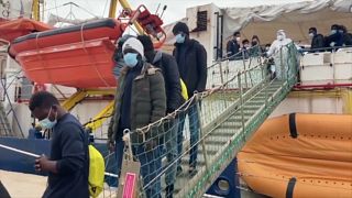 210 Schutzsuchende verlassen die Sea Watch 3 in Trapani