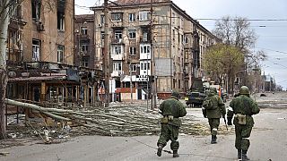 Soldados na rua na Ucrânia