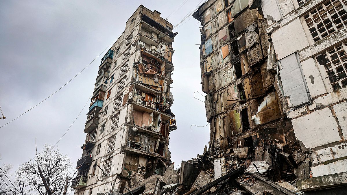 Un edificio dañado durante los combates se observa en Mariúpol, Ucrania, el 13 de abril de 2022.