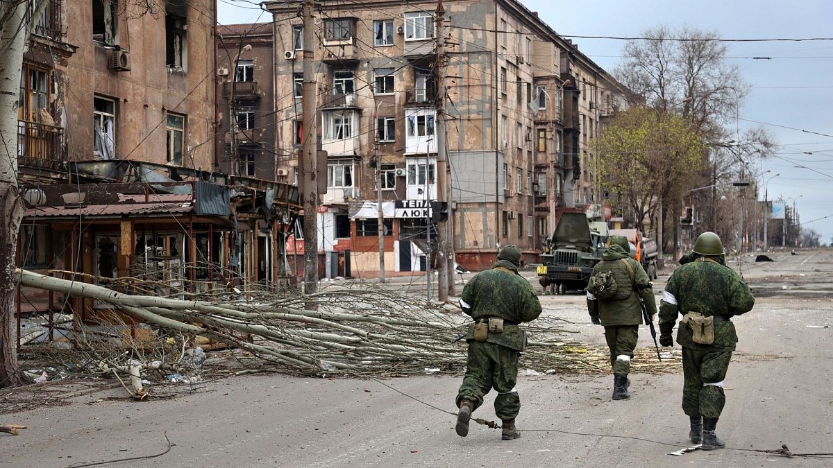 سربازان جدایی‌طلب دونتسک در شهر محاصره‌شده ماریوپل