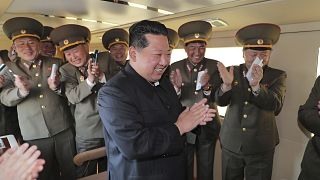 الزعيم الكوري يصفق بصحبة عسكريين من كوريا الشمالية وهو يتابع عملية الإطلاق الجديدة