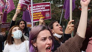 نساء تركيات يتظاهرن في العاصمة أنقرة رفضاً لتهديدات بحل جمعية "سنوقف قتل النساء" المدافعة عن حقوق المرأة في البلاد، 16 أبريل 2022